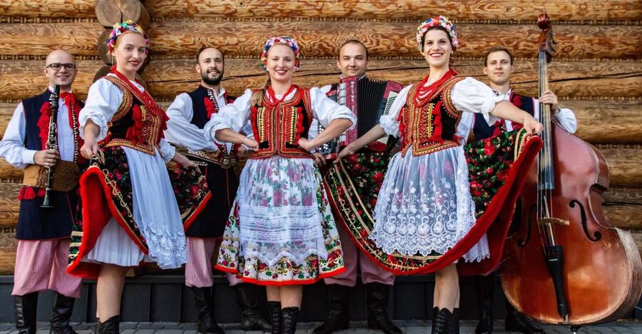 From Krakow: Polish Folk Show with All-You-Can-Eat Dinner - A walk beside Lake Kryspinów