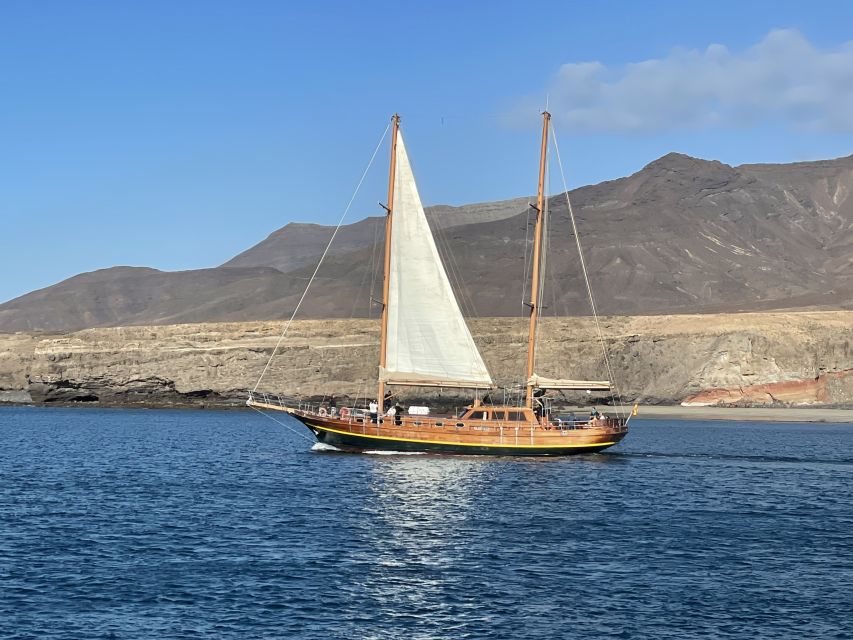 Fuerteventura: Sunset boat trip with DJ, Food & Drinks - Sailing into the Fuerteventura sunset