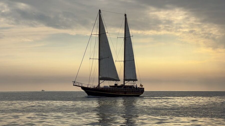 Fuerteventura: Sunset boat trip with DJ, Food & Drinks - Pickup from Costa Calma, Esquinzo, Morro Jable, and Jandía