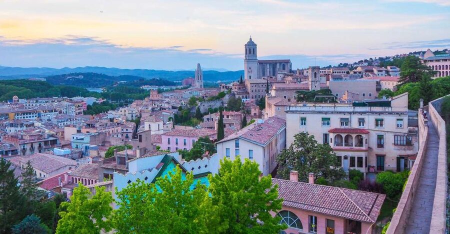 Girona: Guided 2-Hour Walking Tour with Food Tasting - Meeting under the tree