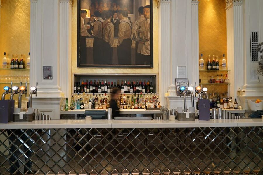 Glasgow: Food and Drink Tour - Starting with Scottish flavors at a local restaurant