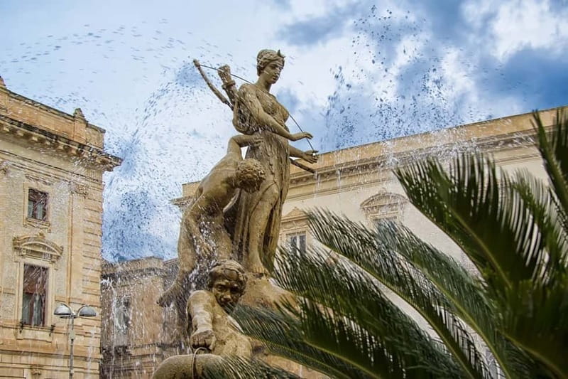 Guided tour of Ortigia with Fish Street Food at the market - Piazza Archimede and the Fountain of Diana