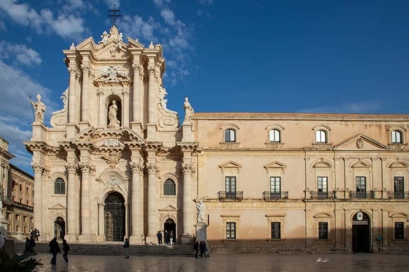 Guided tour of Ortigia with Fish Street Food at the market - Pace, heat, and practical comfort