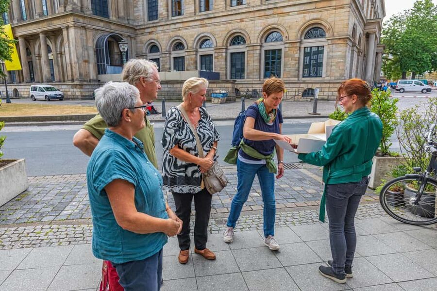 Hannover: Culinary Walking Tour Downtown + Old Town - Five bites between Hannover’s market hall and New Town Hall
