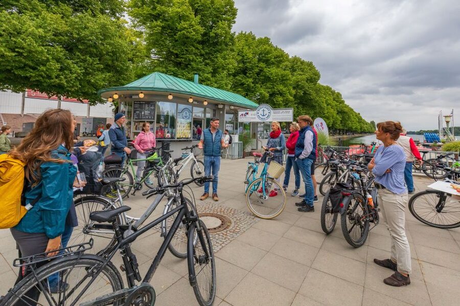 Hannover: Guided Bike Tour for Foodies with Tastings - Maschsee brings open space into the ride