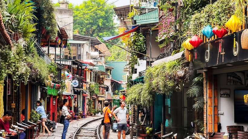Hanoi: Guided Food Tour with Train Street Visit - Starting at Bát Sứ Street with a local meal