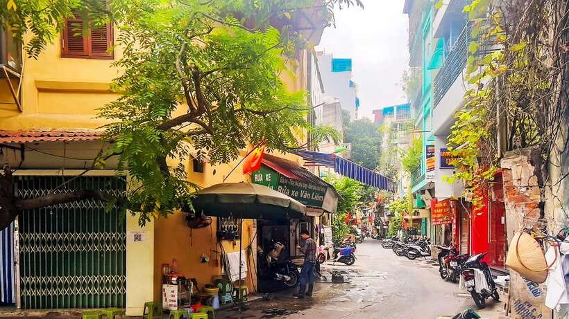Hanoi: Guided Food Tour with Train Street Visit - Walking through the Old Quarter adds useful context