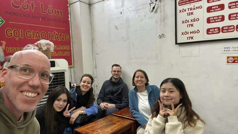 Hanoi: Guided Street Food Tour for small groups - Meeting in Hoàn Kiếm and entering the Old Quarter