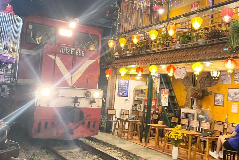 Hanoi: Guided Street Food Tour with Train Street Experience - Four to six dishes across Hanoi’s local food stops