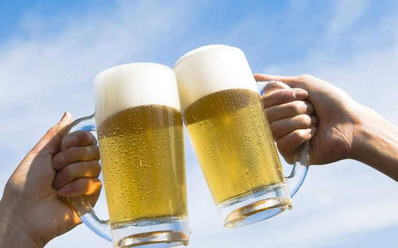 Hanoi Local Fresh Beer and Culinary Tour with Train Street - Another fresh beer stop with Hanoians