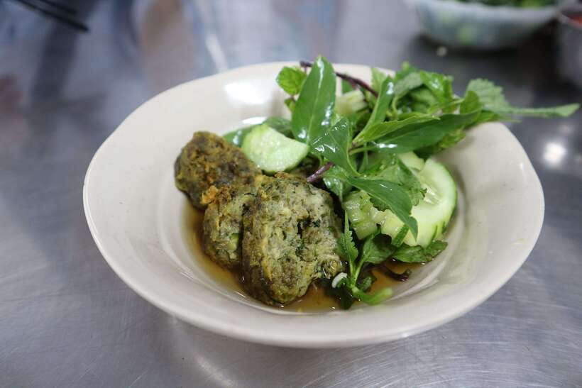 Hanoi: Michelin Guide Street Food Walking Tour - What to expect from the walking conditions