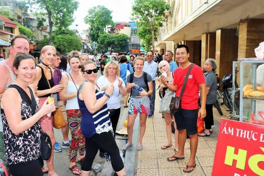 Hanoi: Street Food Experience with 5 Food Stops - Hoan Kiem Lake and the egg coffee finish