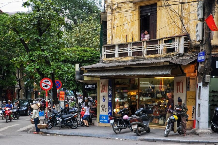 Hanoi: Walking Street Food Tour & Train Street w/Local Guide - Starting with Hanoi’s Old Quarter on foot