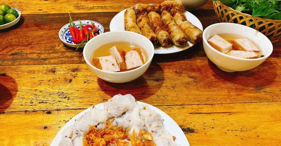 Hanoi: Walking Street Food Tour & Train Street w/Local Guide - What the food stops reveal about Hanoi