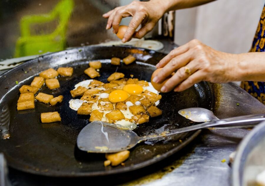 Ho Chi Minh City: Private Street Food Evening Walking Tour - Nguyen Thien Thuat and the old apartment lanes