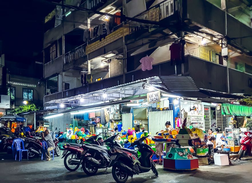 Ho Chi Minh City: Street Food and Sightseeing by Motorbike - Flowers, Chinatown markets, and old Saigon