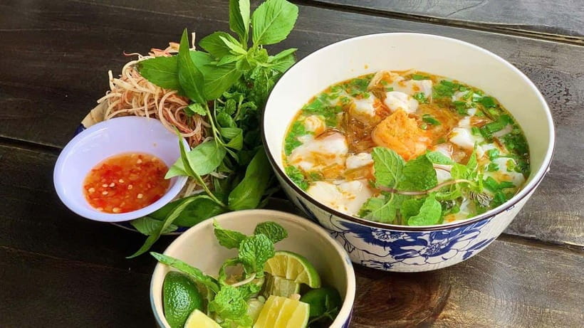 Ho Chi Minh City: Walking Food Tour with 13 Tastings - Districts 3, 10, and 5: the setting matters