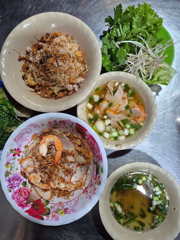 Ho Chi Minh City: Walking Food Tour with 13 Tastings - The first plates: bánh xèo and grilled beef in betel leaf
