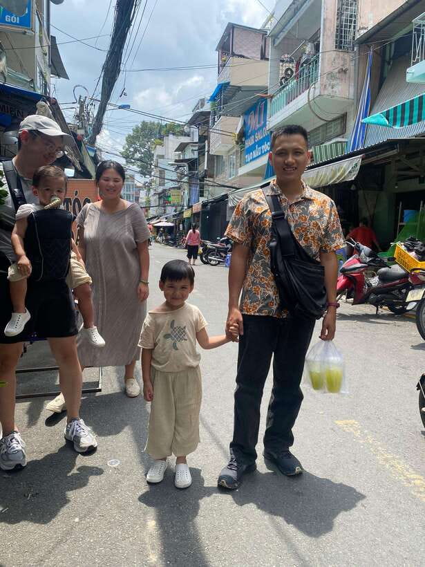 Ho Chi Minh City: Walking Food Tour with 13 Tastings - Bánh mì, rice-paper snacks, and lemongrass beef