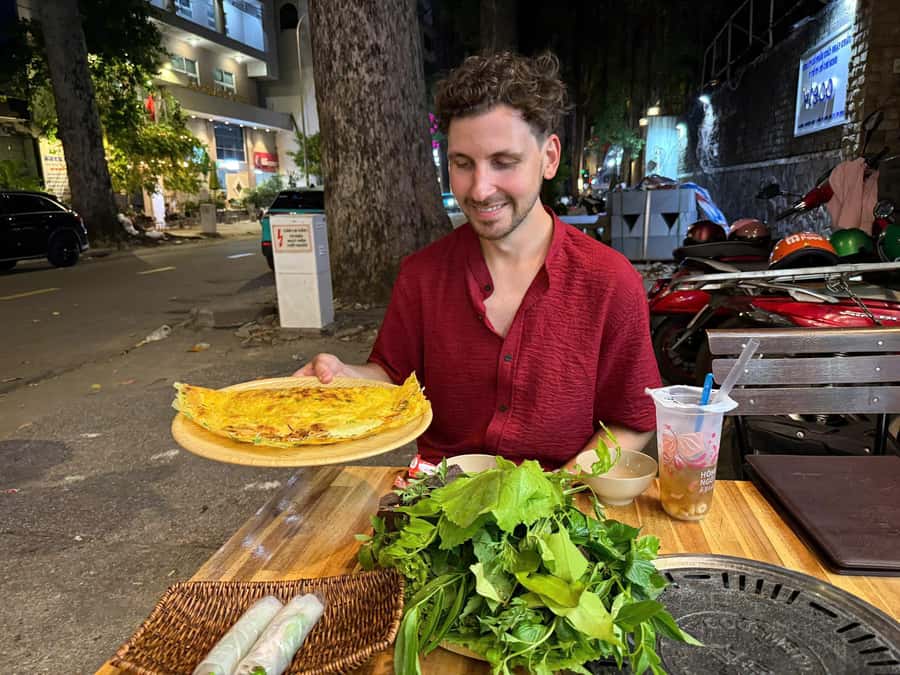 Ho Chi Minh: Local Food Tour by Scooter with Vegan Option - The first stop: warm soup and a gentle start
