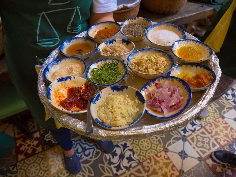 Hoi An: Sunset Food Tasting Tour - Hoi An specialties in the narrow lanes