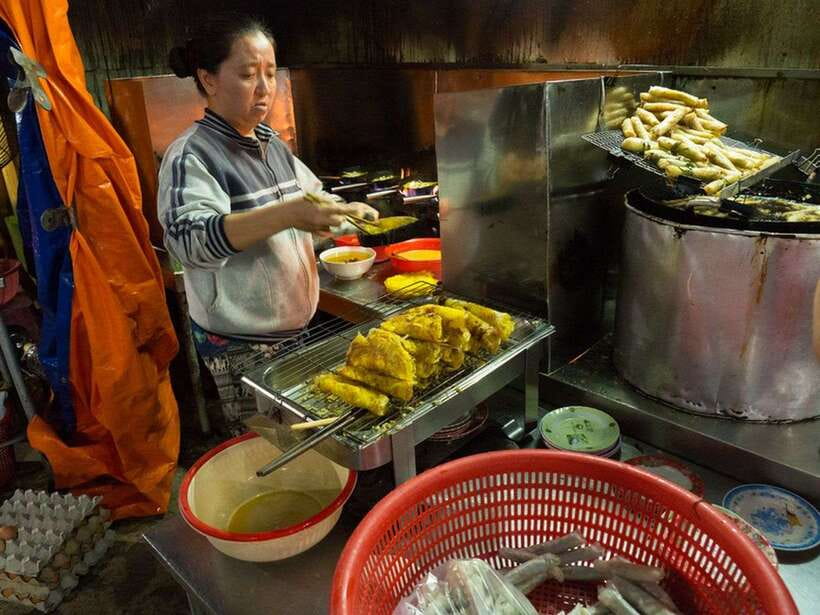 Hoi An: Sunset Food Tasting Tour - A secret restaurant and the final sweet tastes