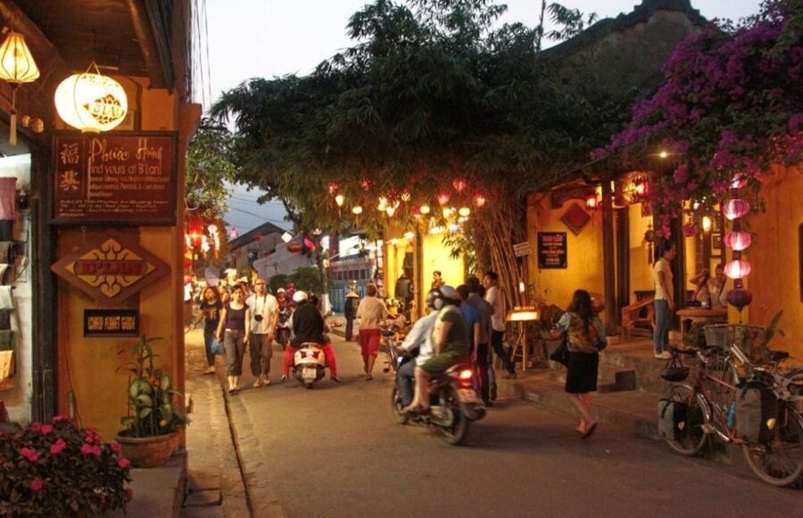 Hoi An: Sunset Food Tasting Tour - Small groups, private outings, and the guide factor