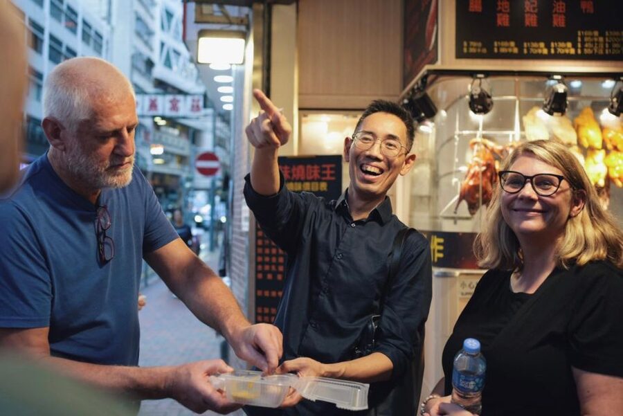 Hong Kong: Street Food Tour with Locals - Dim Sum and Wonton - Herbal drinks and old social spaces