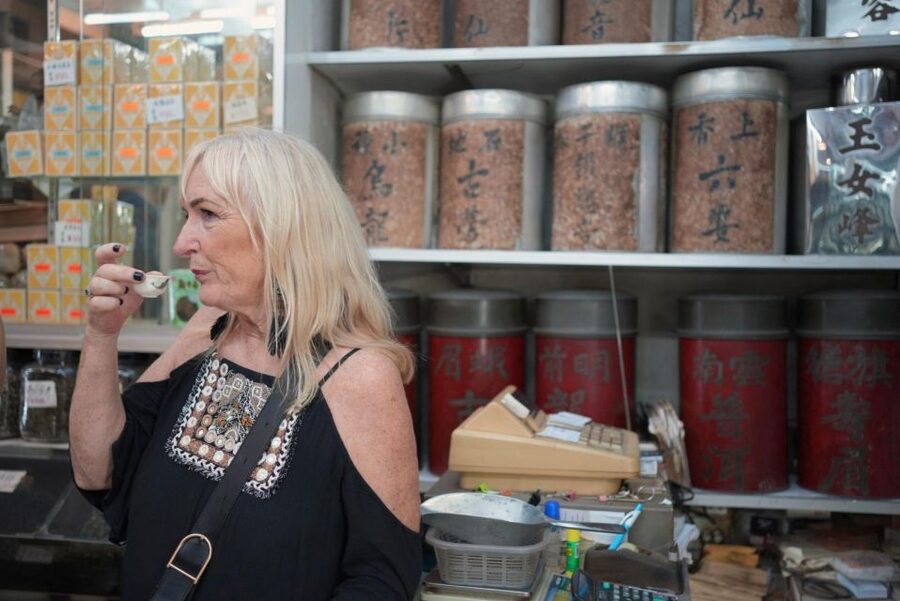 Hong Kong: Street Food Tour with Locals - Dim Sum and Wonton - Wonton noodles and Chiu Chow technique