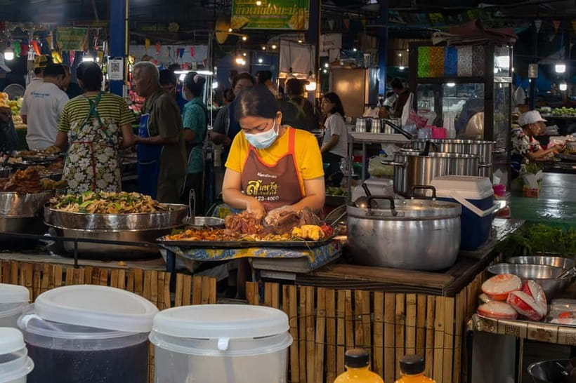 Hua Hin: Local Food Nighttime Guided Tour - Eating standing up at the market