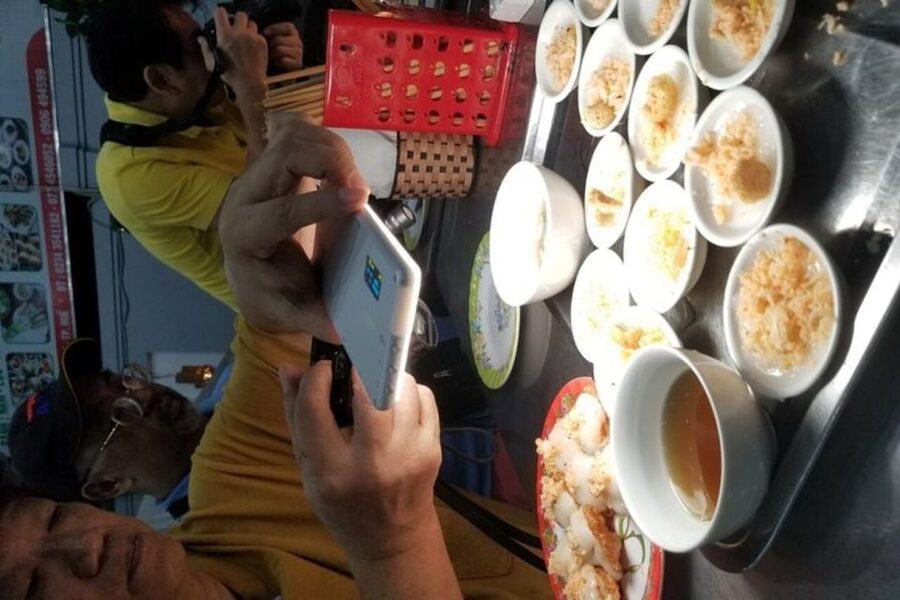 Hue: Night Street Food Tour by Cyclo with a Local Guide - Che Hue closes the meal sweetly
