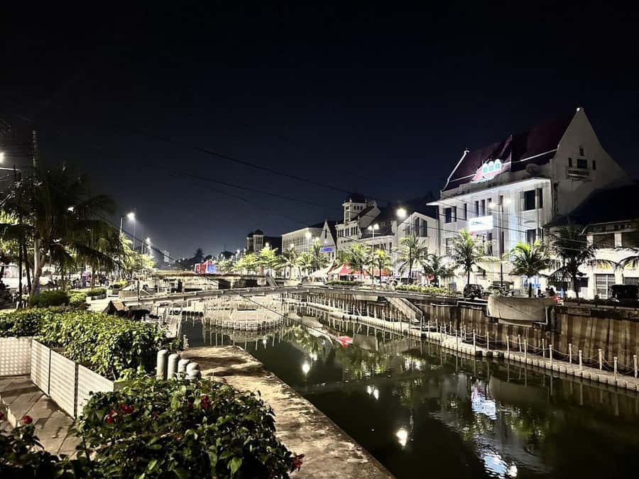 Jakarta: Private Guided Sightseeing & Street Food Night Tour - Istiqlal Mosque and the Catholic Cathedral next door