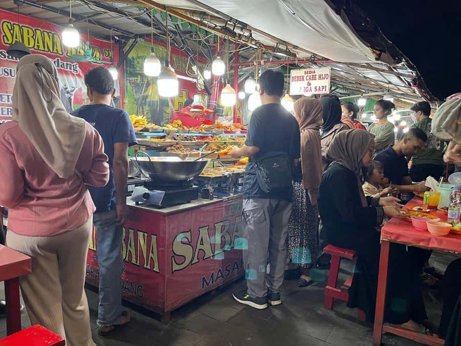 Jakarta: Private Guided Sightseeing & Street Food Night Tour - Sunda Kelapa Harbor and the Pinisi boats