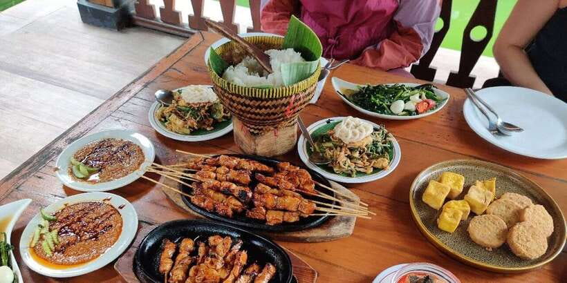 Jakarta: Volcano, Tea/Rice Fields, Hot Spring, Local Food - Rice fields and village life around Subang