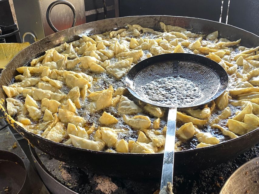 jodhpur: street food tour with over 8 food tastings - The first bites: samosa, kachori, and masala chai