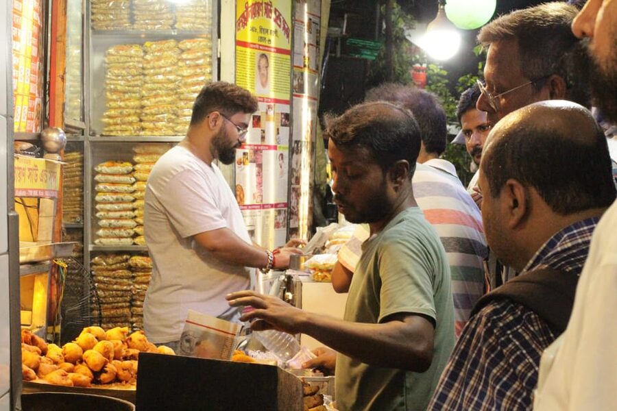 Kolkata Midtown Madness- A Street Food & Nightlife Tour - Why this Kolkata food tour feels different