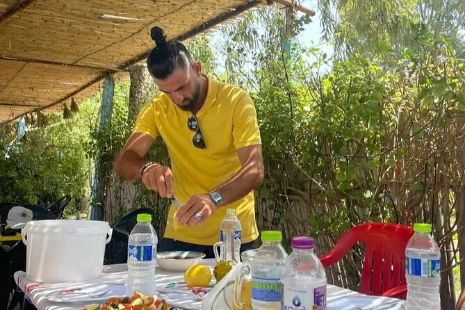 Ksamil: Mussel Sailing Tour with Food and Drink in Albania - Starting at the port and finding the right boat