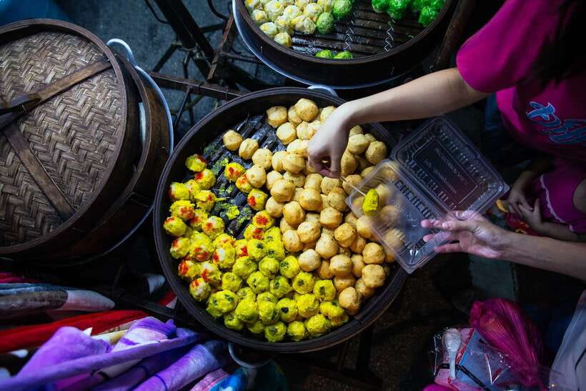 Kuala Lumpur: Local Street Food Night Tour - Jalan Alor: stalls, smoke, and plenty of choice