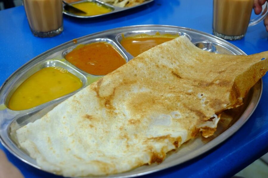Kuala Lumpur: Nightlife Street Food Tour with 6 Tastings - Roti canai at Hamza Cafe vs Kandar