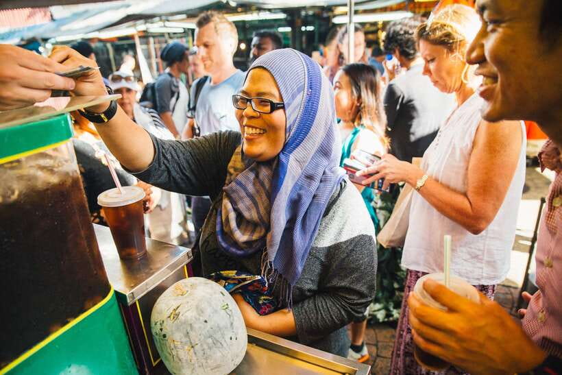 Kuala Lumpur: Private Food Tour – 10 Tastings with Locals - Sri Mahamariamman Temple and Kuala Lumpur’s mixed traditions