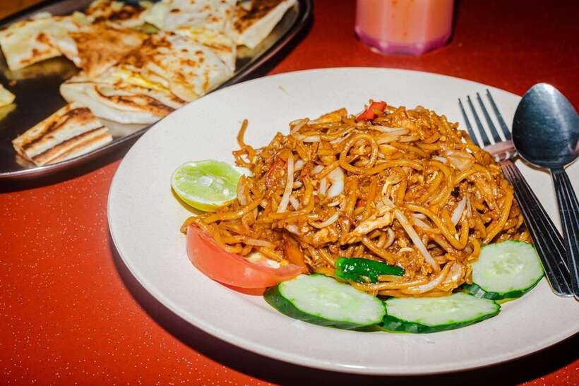 Kuala Lumpur: Sambal Street Food Tour with 15+ Tastings - Kampung Baru and Chow Kit show a different side of KL