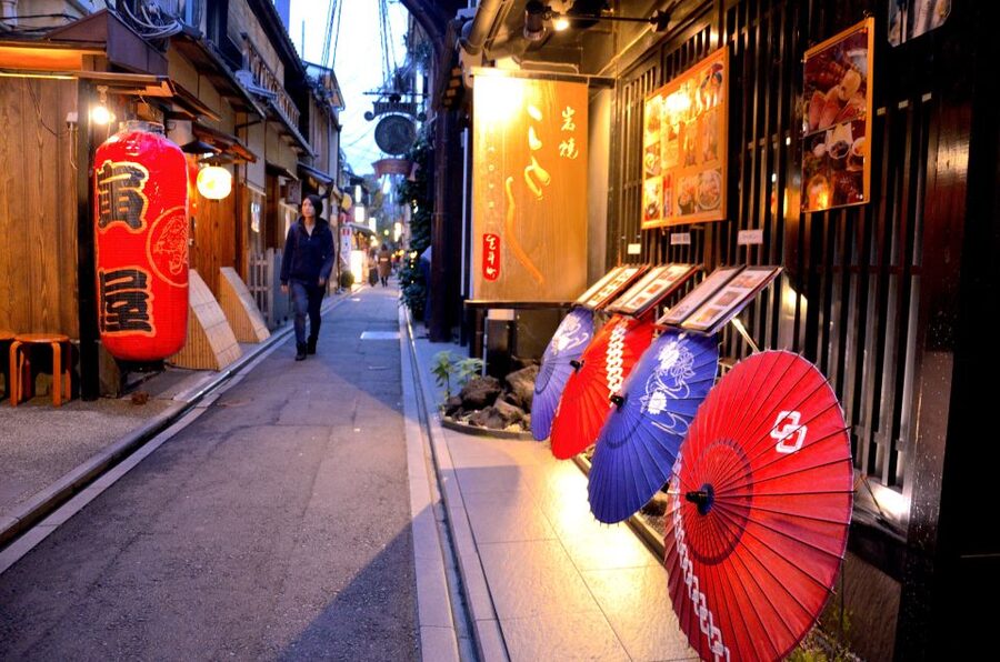 Kyoto: Casual Pontocho Evening Food Tour - Walking into Pontocho at 4:30 PM