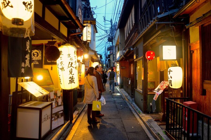 Kyoto: Casual Pontocho Evening Food Tour - Stories that make the meal more meaningful