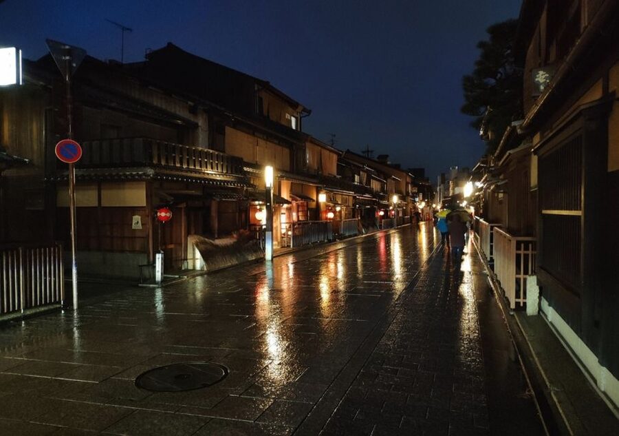 Kyoto Evening Gion Food Tour - What the small group changes