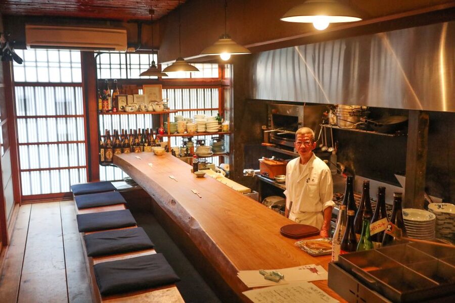 Kyoto: Foodie Night Tour in Gion with 9 dishes + 6 Sake - Walking through Pontocho between meals