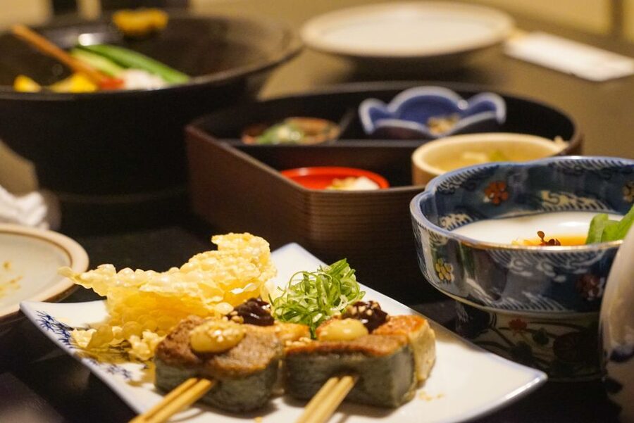 Kyoto: Foodie Night Tour in Gion with 9 dishes + 6 Sake - The second stop is where expectations matter