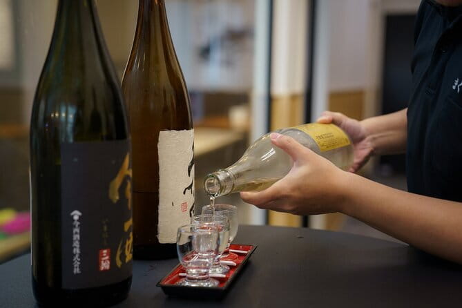 Kyoto: Gion & Pontocho Food Tour with 13 Dishes - Starting beneath Yasaka Shrine’s evening lights