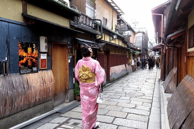 Kyoto: Gion & Pontocho Food Tour with 13 Dishes - The first table: izakaya comfort food and Kyoto sake