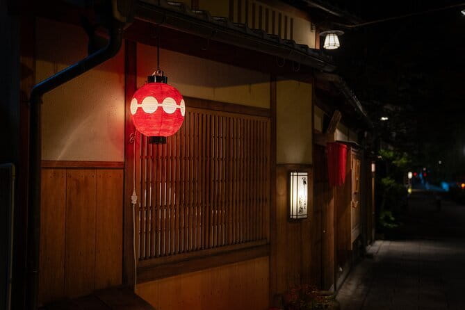 Kyoto: Gion & Pontocho Food Tour with 13 Dishes - Shirakawa Lane and the quieter side of Gion