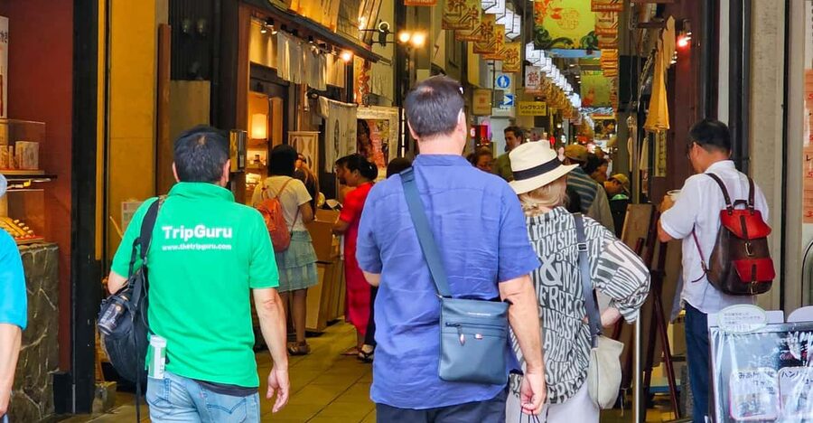 Kyoto: Nishiki Market and Depachika Food Tour with a Local - Reading Nishiki Market beyond the crowds
